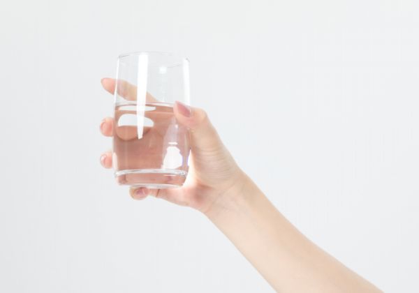 每天喝多少水 一个人真的需要每天8杯水吗