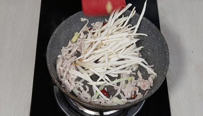 鸡肉炒茭白的做法 鸡肉炒茭白怎么做