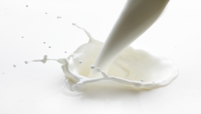 摄图网_300094224_飞溅的牛奶在白色背上（企业商用）.jpg