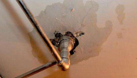 楼上干的但是楼下漏水是什么原因 楼上干的但是楼下漏水维修费谁负责