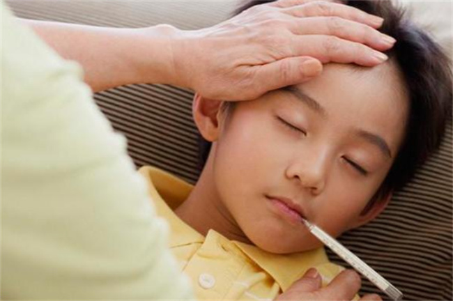 孩子发高烧的时候，父母有什么急救的方法？ 宝宝发烧父母采取的应急措施