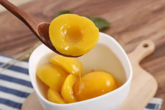 做黄桃罐头泡盐水仍是糖水好 做罐头的黄桃要先泡一下水吗