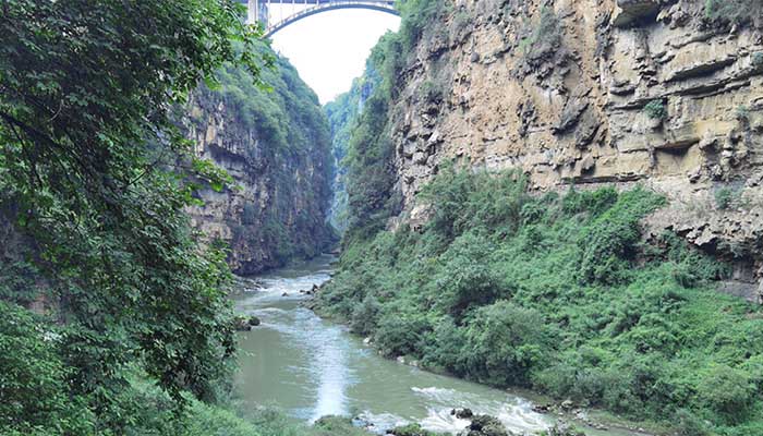 女答谢甚么要战他一路旅游