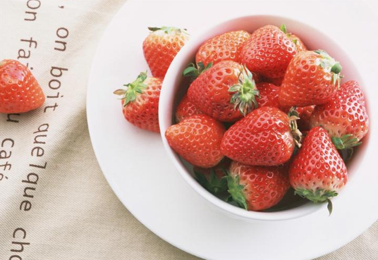 草莓破皮能不能放到第二天吃 草莓破皮了怎么保存到第二天
