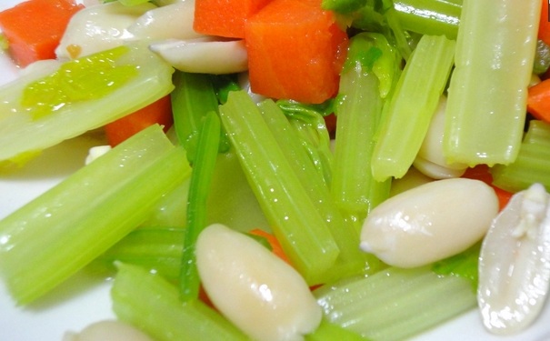 芹菜怎么吃能治病？芹菜有哪些吃法？(1)