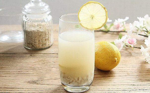 柠檬怎么泡水喝效果好 用柠檬泡水喝要注意什么