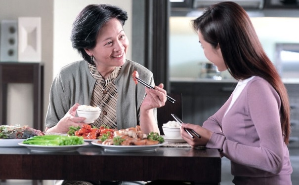 女人坐月子应该大补吗 坐月子期间饮食有什么讲究