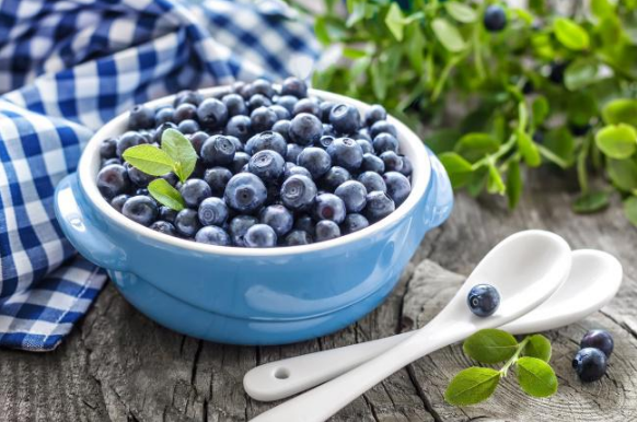 蓝莓外表的白霜是白藜芦醇吗 蓝莓外表的白霜是保鲜剂吗