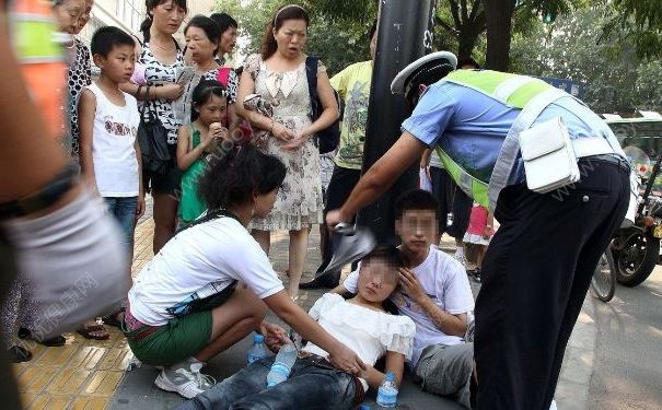 女子街头倒地猝死，倒地猝死是什么原因造成的？(4)