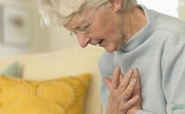强直性脊柱炎胸口疼怎么办 强直性脊柱炎胸口疼怎么缓解