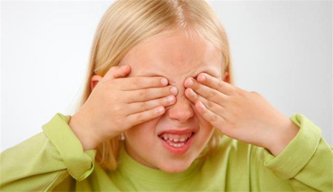 孩子老是挤眼睛何如回事 缺什么惹起小孩挤眼睛