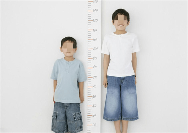二年级学生(Students)身高1米8 和其他同砚差异分明 成“最萌身高差”