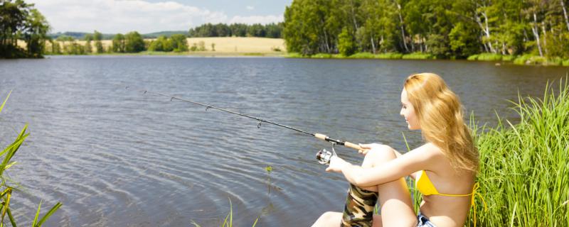 夏天钓鱼应该钓深水还是浅水，钓远水还是近水