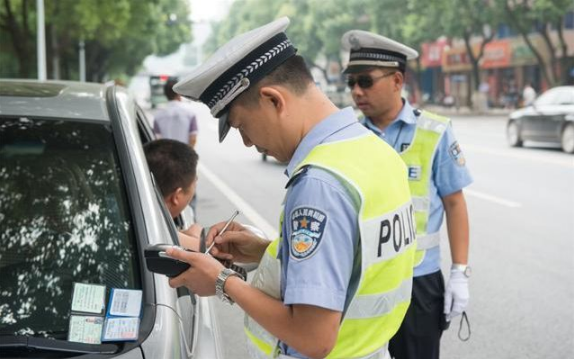 荣幸借会往敲门剧情引睹(1