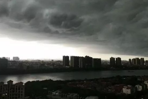 下暴雨朋友圈应该怎么发 适合下暴雨发的朋友圈搞笑文案大全