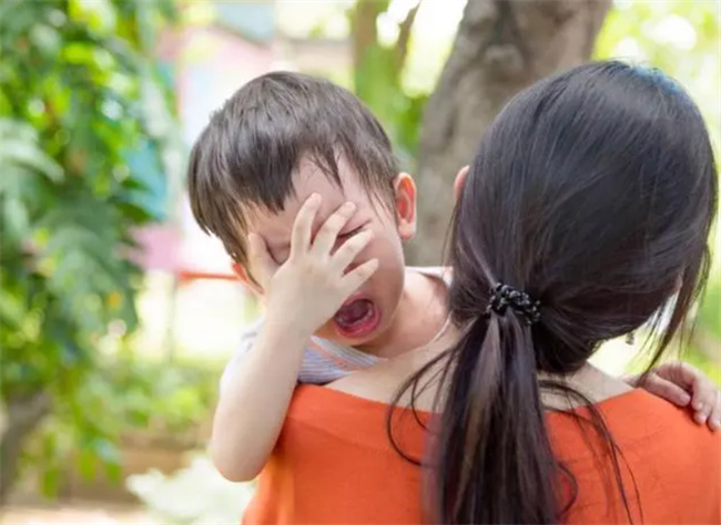 别再说孩子自私了 孩子给你分享食物时 你是怎么做的