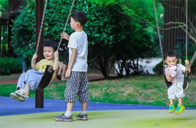 好好的孩子瞬间没了 小区里5个安全隐患 很多家长没在意