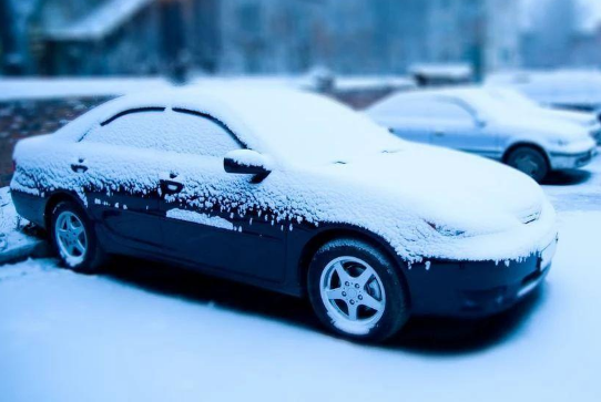 下雪天停车要拉手刹吗 下雪天停车为什么不能拉手刹